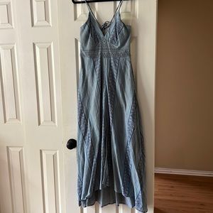 Small maxi dress with tie on the back.